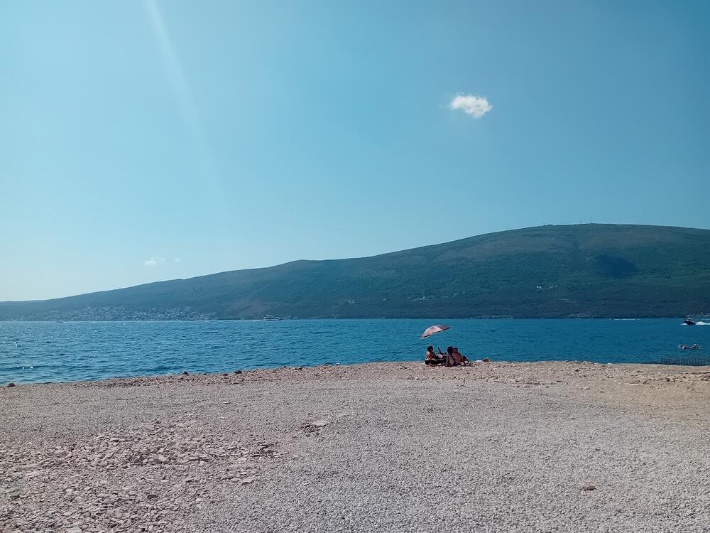 Pogled ka Luštici sa budućeg kupališta u Baošićima
