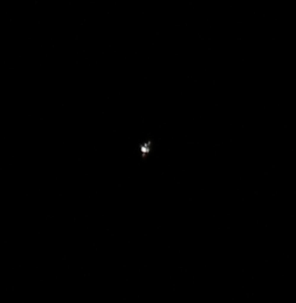 ISS se može fotografisati pomoću teleobjektiva velike žižne daljine. Iako snimak nije oštar, može se razaznati oblik stanice i vidjeti da ona nije samo „zvijezda“ na nebu, već objekat složene konstrukcije