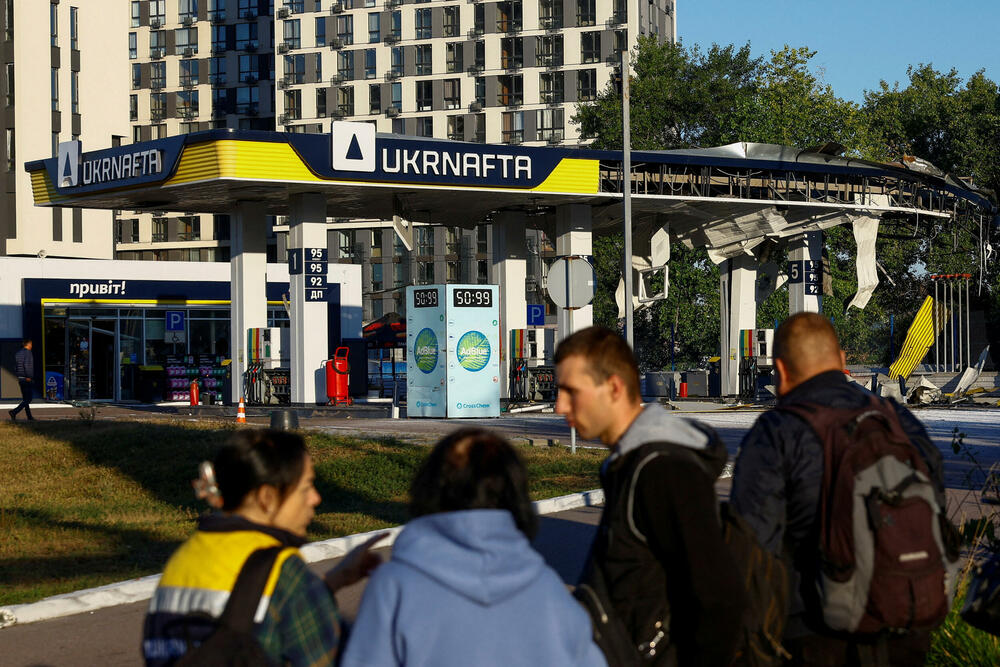 <p>Rusija je nedavno počela da gađa benzinske pumpe u Kijevu, proširujući tako spektar meta. Prema podacima ukrajinskih vlasti, Rusija je posljednjih mjeseci pogodila oko 300 benzinskih pumpi, uglavnom u ukrajinskim oblastima na liniji fronta ili u njihovoj blizini</p>