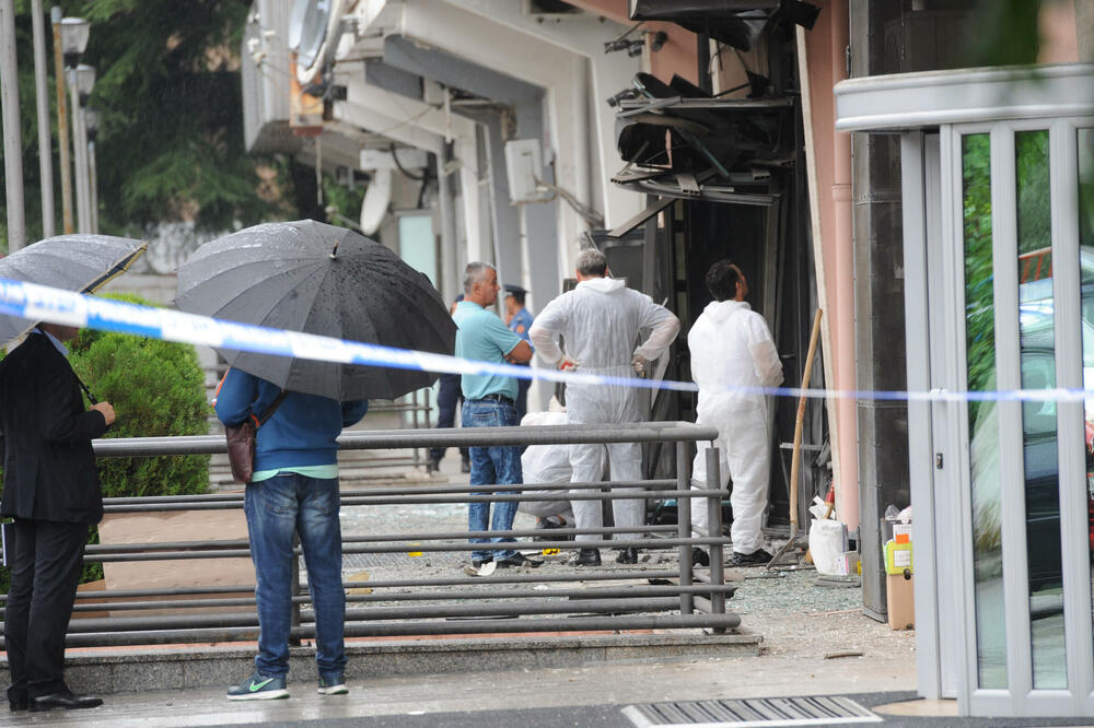Uviđaj nakon bombaškog napada na kafe "Grand", Foto: Savo Prelevic