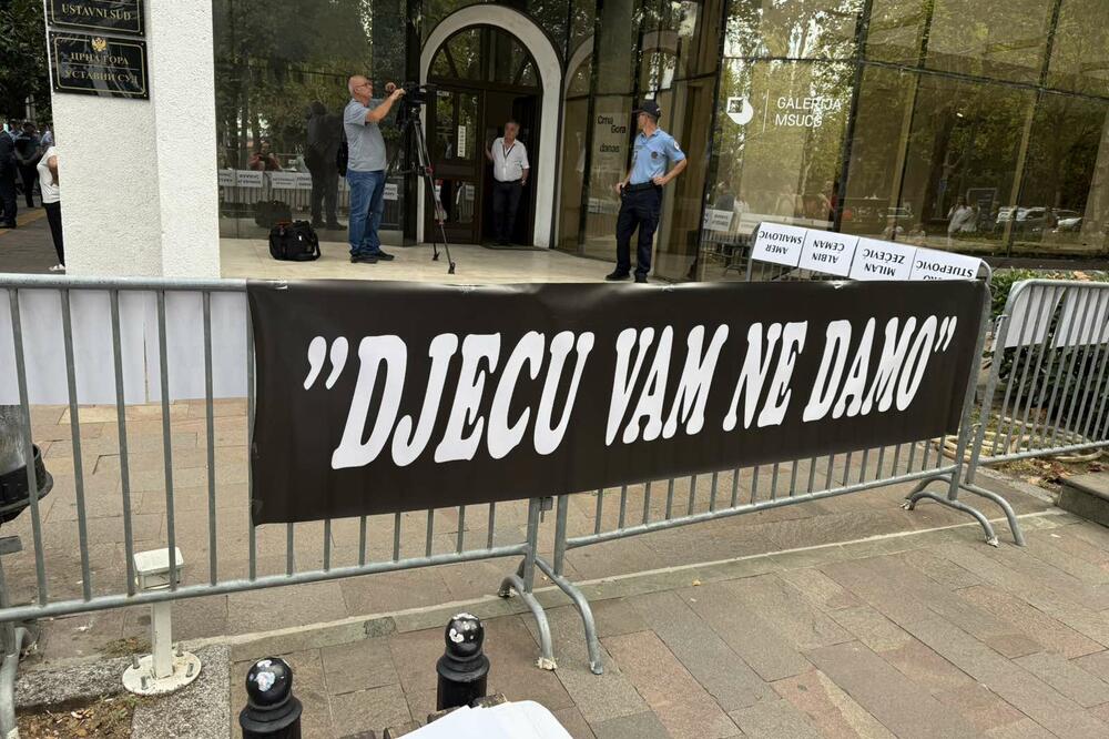 Protest roditelja ispred Ustavnog suda, smatraju da država ne bi...