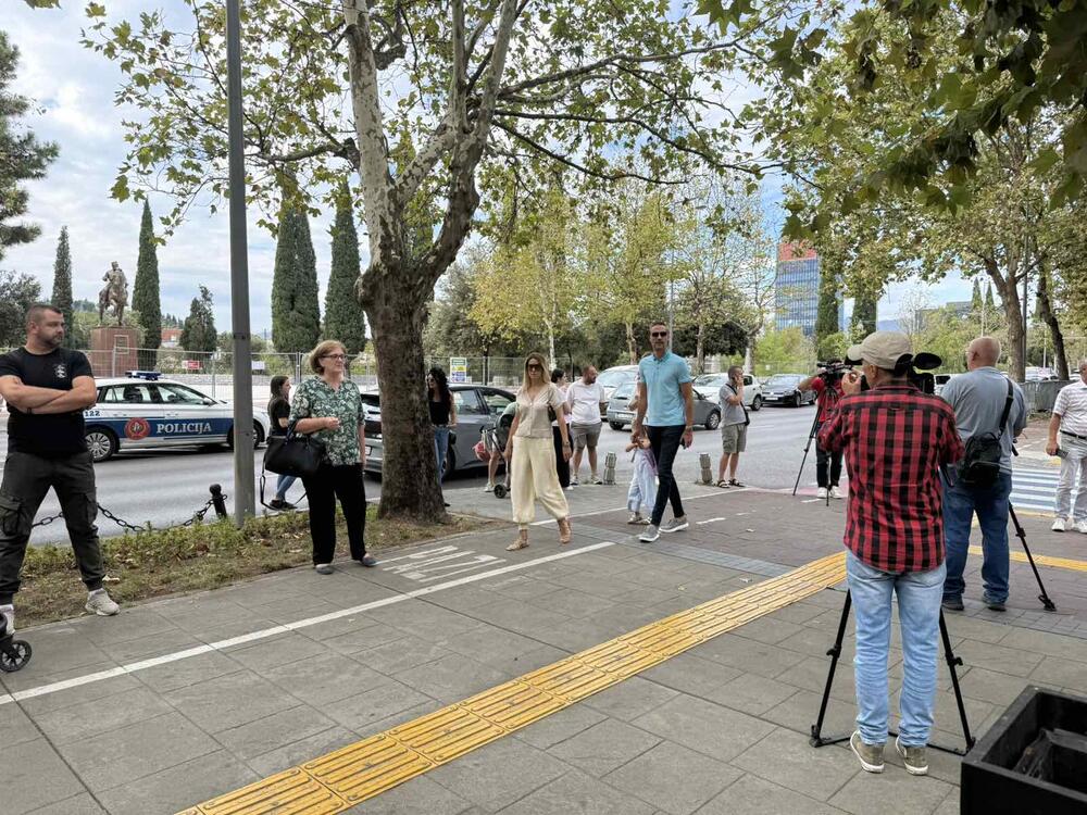 <p>Dio roditelja se već okupio, a moguće je vidjeti i transparente poput "Djecu vam ne damo"...</p>