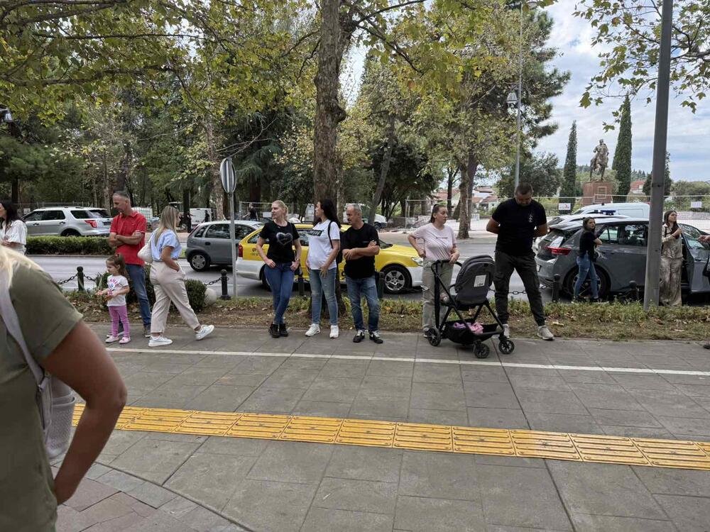 <p>Dio roditelja se već okupio, a moguće je vidjeti i transparente poput "Djecu vam ne damo"...</p>