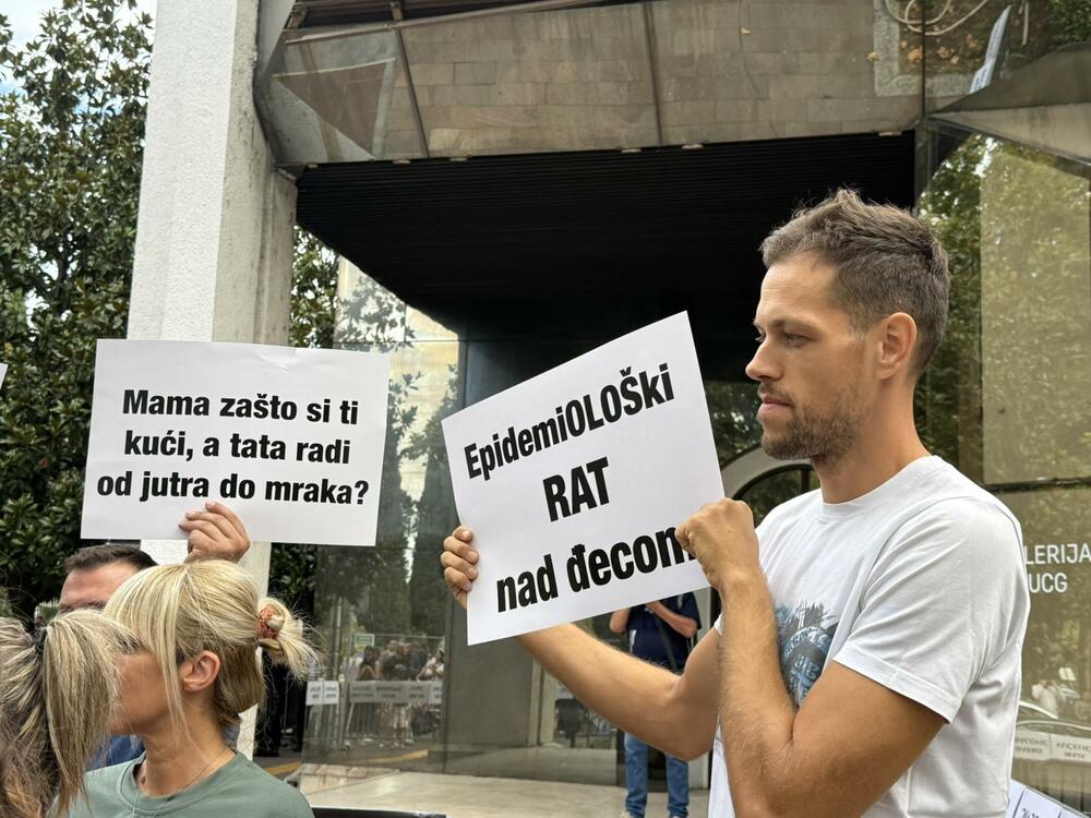 <p>Dio roditelja se već okupio, a moguće je vidjeti i transparente poput "Djecu vam ne damo"...</p>