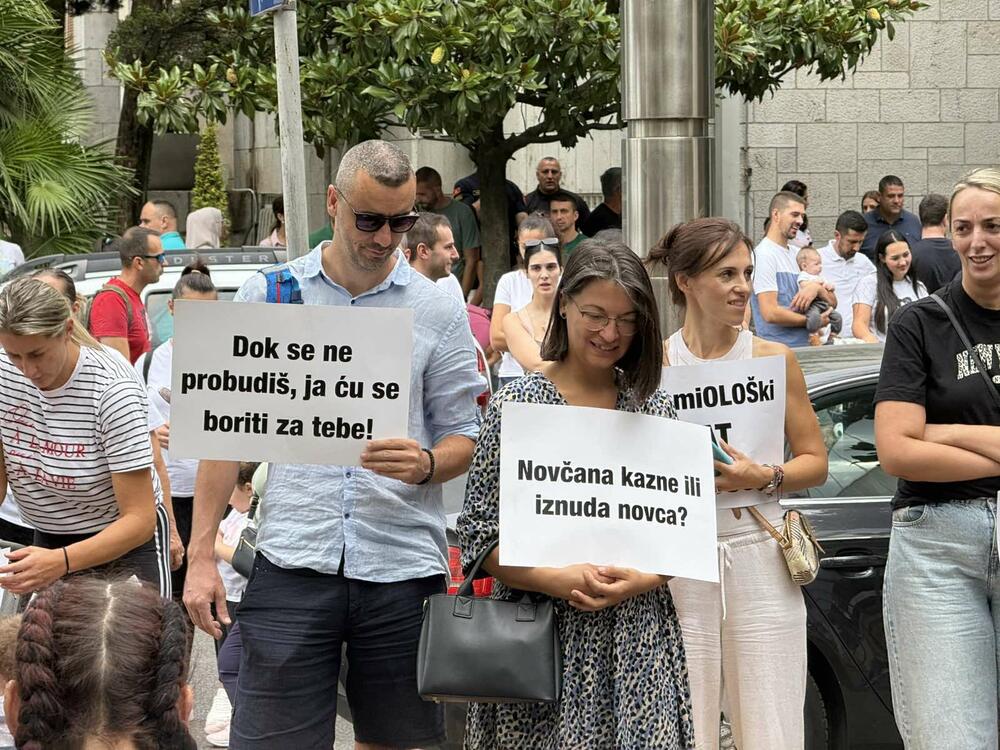 <p>Dio roditelja se već okupio, a moguće je vidjeti i transparente poput "Djecu vam ne damo"...</p>