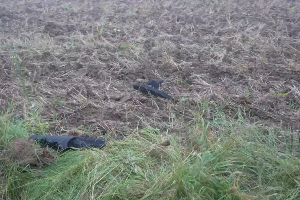 Ostaci drona koji je, prema navodima litvanskog Nacionalnog centra za upravljanje krizama, oborio borbeni avion NATO-a, leže na zemlji u blizini sela Pratkunai u Litvaniji, 15. septembra 2026. godine, Foto: Reuters