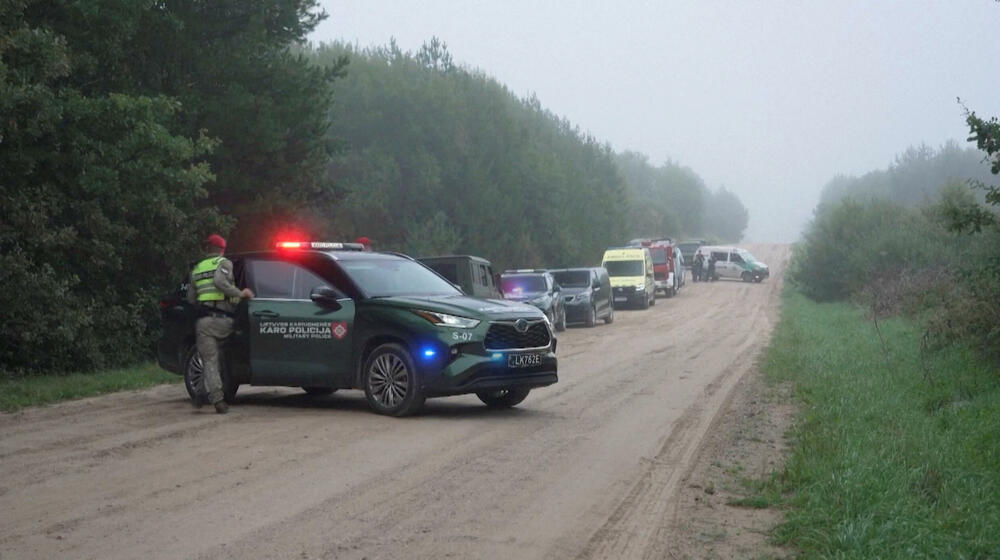 Vojna policija i vozila hitnih službi u blizini mjesta na kojem je, prema navodima litvanskog Nacionalnog centra za upravljanje krizama, borbeni avion NATO-a oborio dron