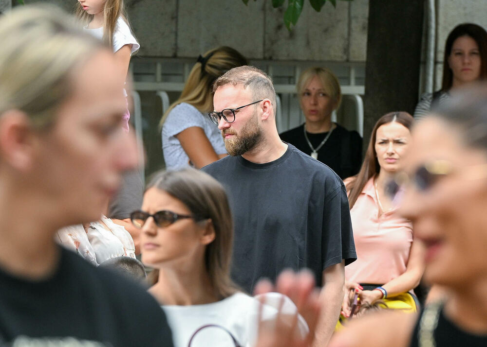 <p>Dio roditelja se već okupio, a moguće je vidjeti i transparente poput "Djecu vam ne damo"...</p>