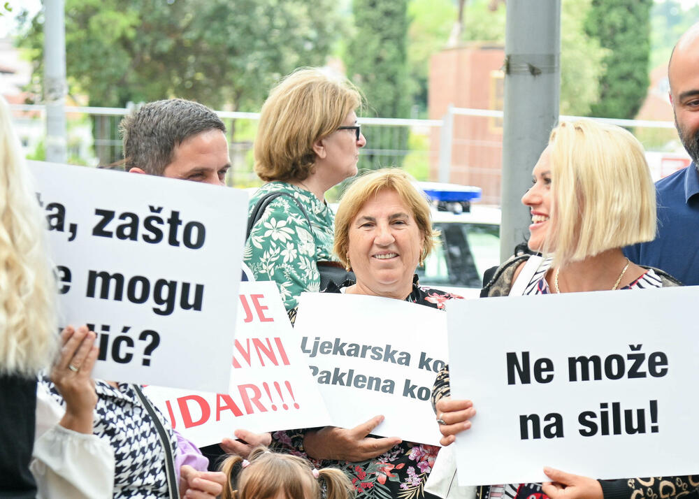 <p>Dio roditelja se već okupio, a moguće je vidjeti i transparente poput "Djecu vam ne damo"...</p>