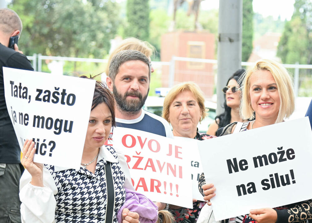 <p>Dio roditelja se već okupio, a moguće je vidjeti i transparente poput "Djecu vam ne damo"...</p>