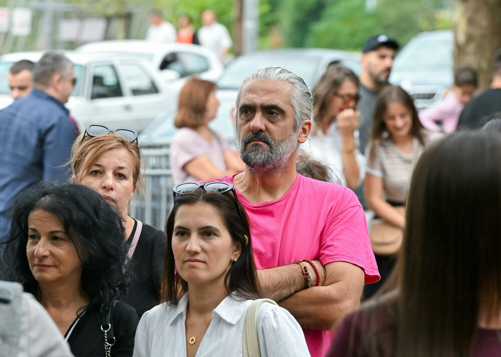 <p>Dio roditelja se već okupio, a moguće je vidjeti i transparente poput "Djecu vam ne damo"...</p>