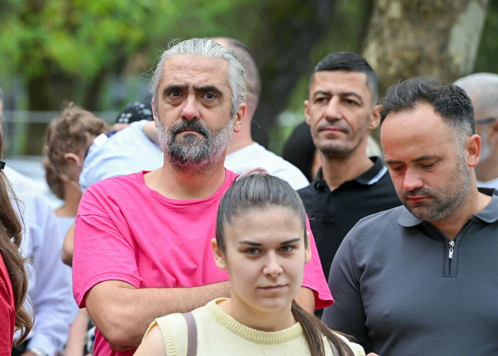 <p>Dio roditelja se već okupio, a moguće je vidjeti i transparente poput "Djecu vam ne damo"...</p>