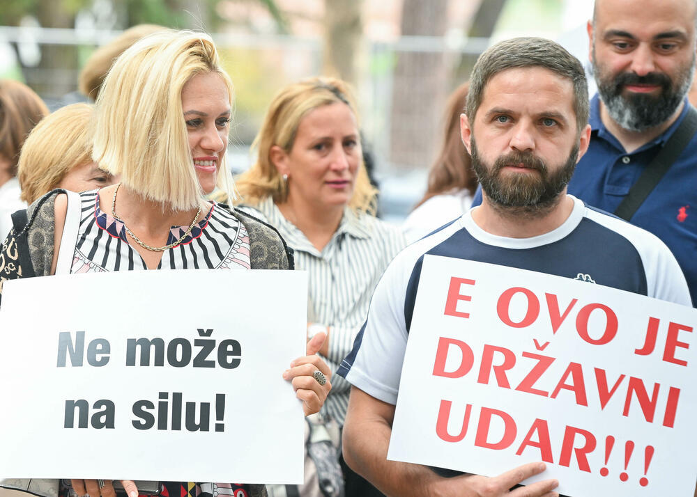 <p>Dio roditelja se već okupio, a moguće je vidjeti i transparente poput "Djecu vam ne damo"...</p>