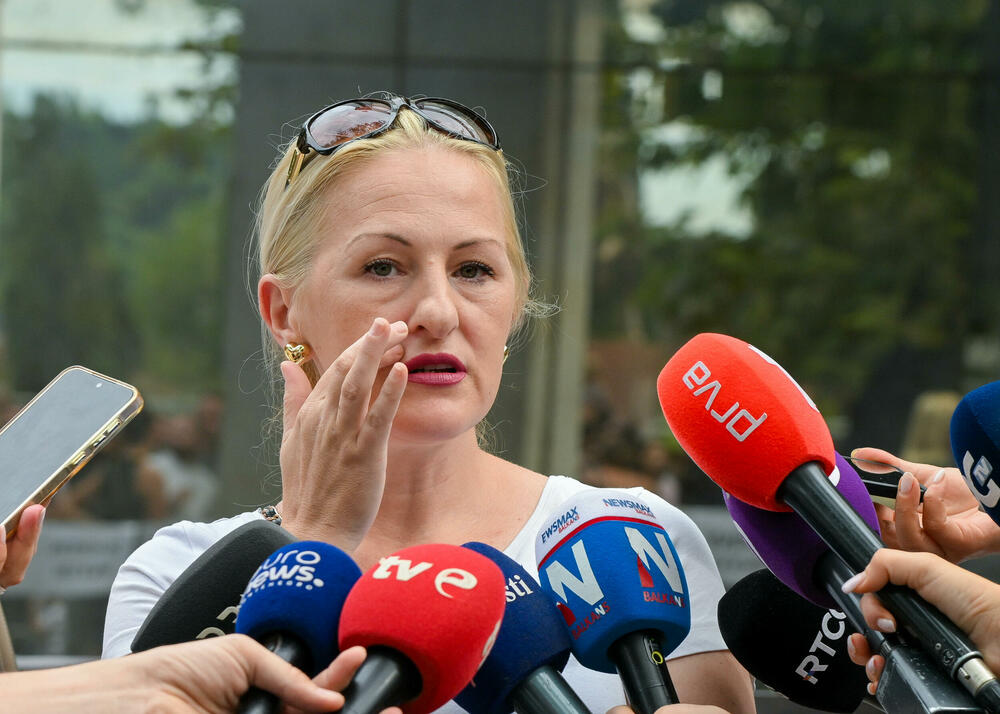 <p>Dio roditelja se već okupio, a moguće je vidjeti i transparente poput "Djecu vam ne damo"...</p>