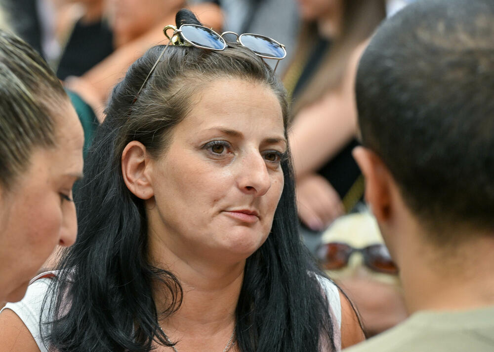 <p>Dio roditelja se već okupio, a moguće je vidjeti i transparente poput "Djecu vam ne damo"...</p>
