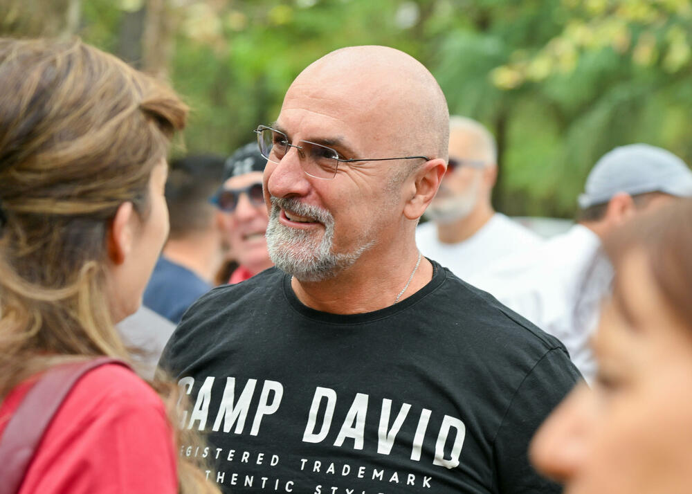 <p>Dio roditelja se već okupio, a moguće je vidjeti i transparente poput "Djecu vam ne damo"...</p>