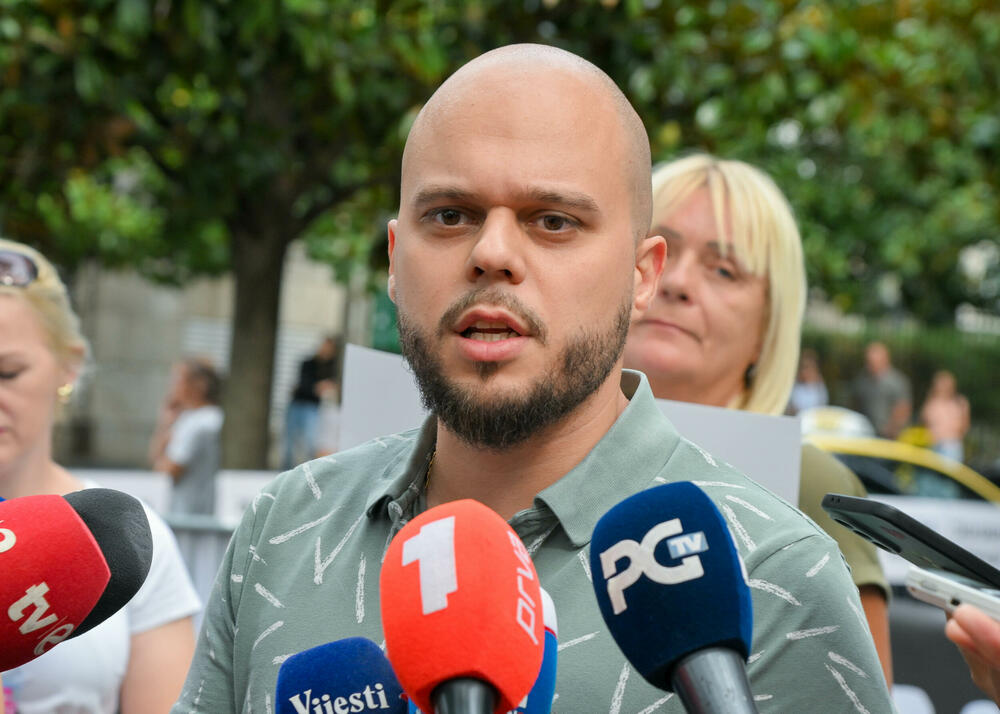 <p>Dio roditelja se već okupio, a moguće je vidjeti i transparente poput "Djecu vam ne damo"...</p>