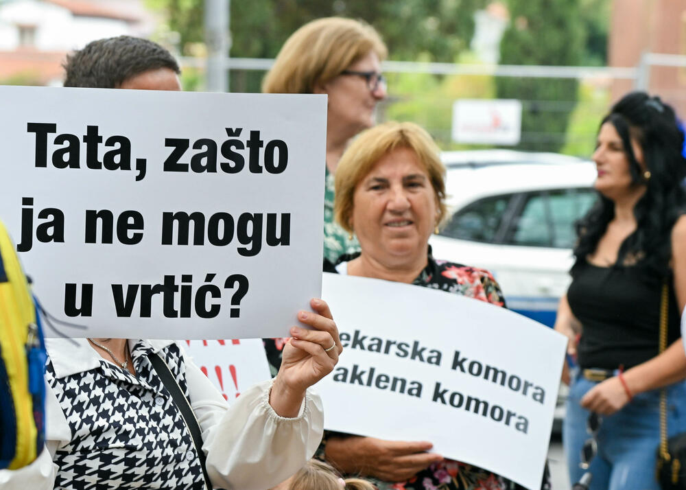 <p>Dio roditelja se već okupio, a moguće je vidjeti i transparente poput "Djecu vam ne damo"...</p>