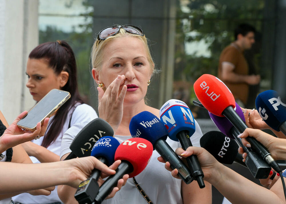 <p>Dio roditelja se već okupio, a moguće je vidjeti i transparente poput "Djecu vam ne damo"...</p>