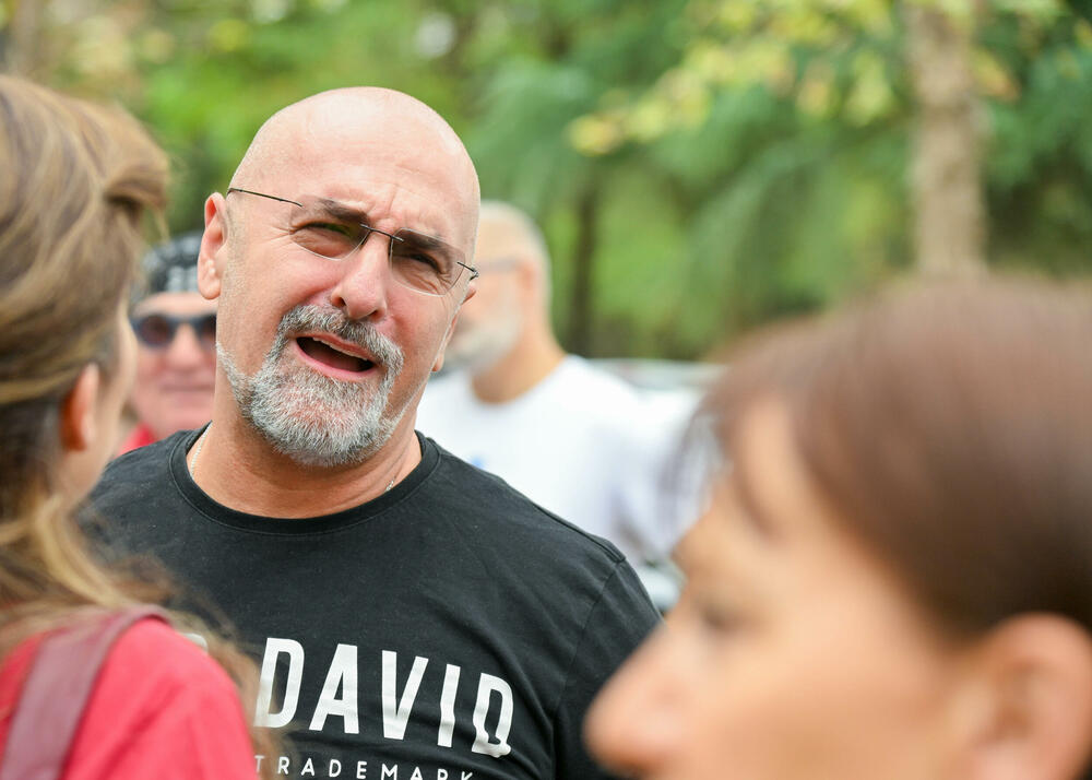 <p>Dio roditelja se već okupio, a moguće je vidjeti i transparente poput "Djecu vam ne damo"...</p>