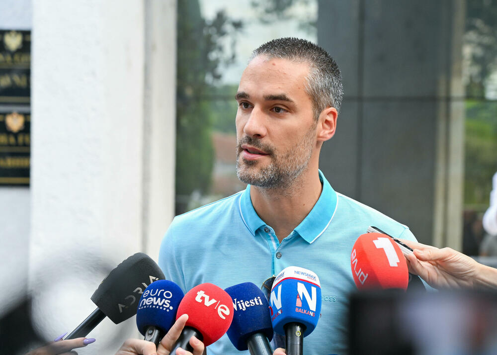 <p>Dio roditelja se već okupio, a moguće je vidjeti i transparente poput "Djecu vam ne damo"...</p>