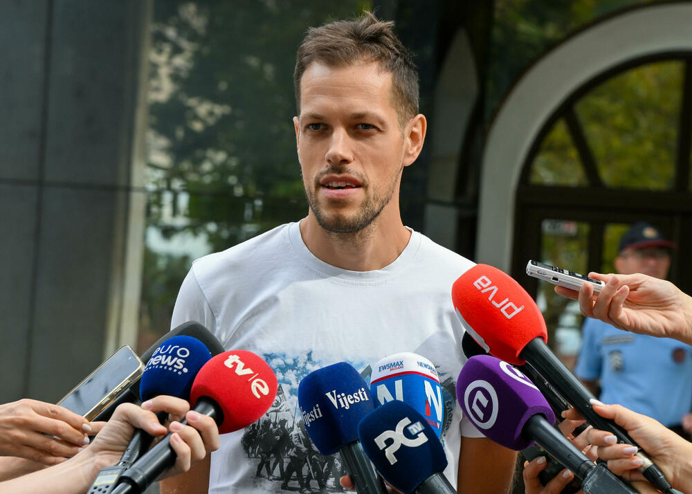 <p>Dio roditelja se već okupio, a moguće je vidjeti i transparente poput "Djecu vam ne damo"...</p>