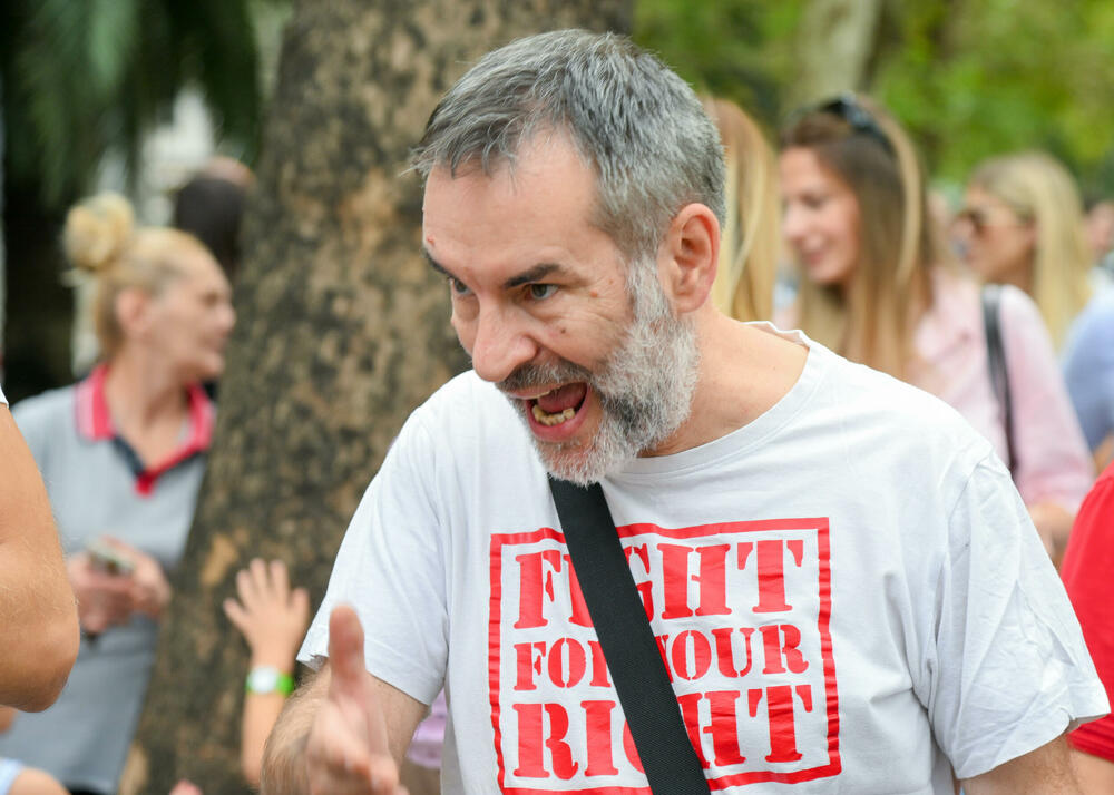 <p>Dio roditelja se već okupio, a moguće je vidjeti i transparente poput "Djecu vam ne damo"...</p>