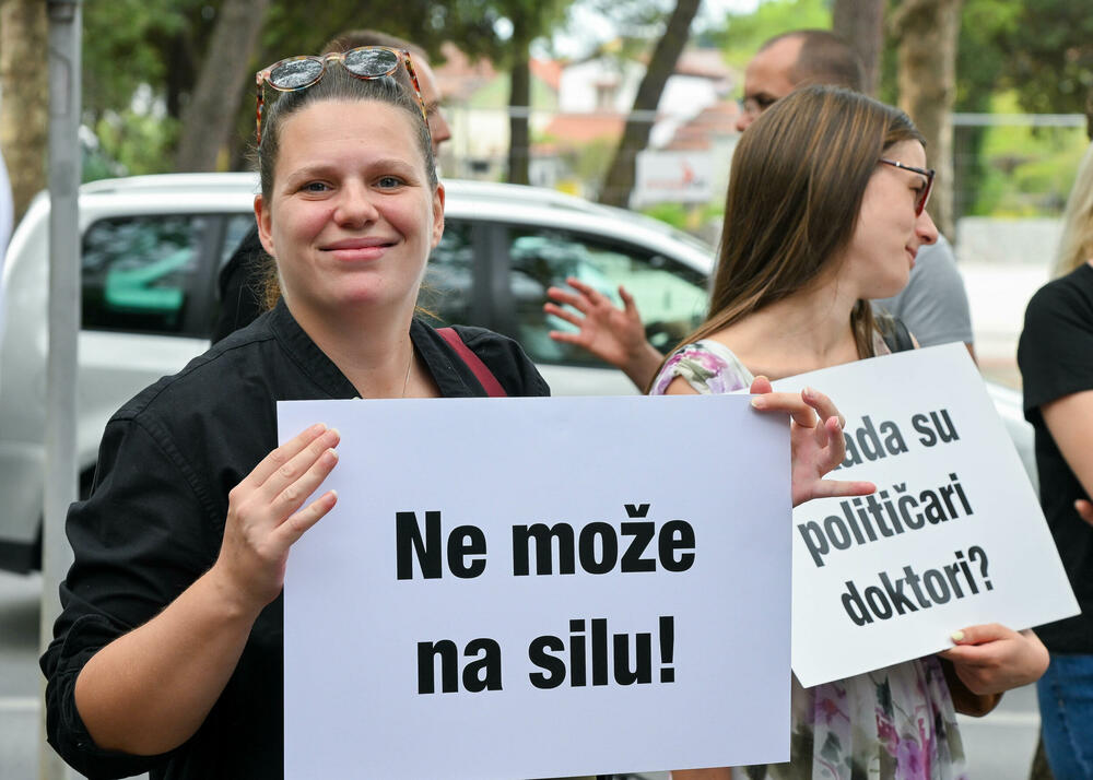 <p>Dio roditelja se već okupio, a moguće je vidjeti i transparente poput "Djecu vam ne damo"...</p>