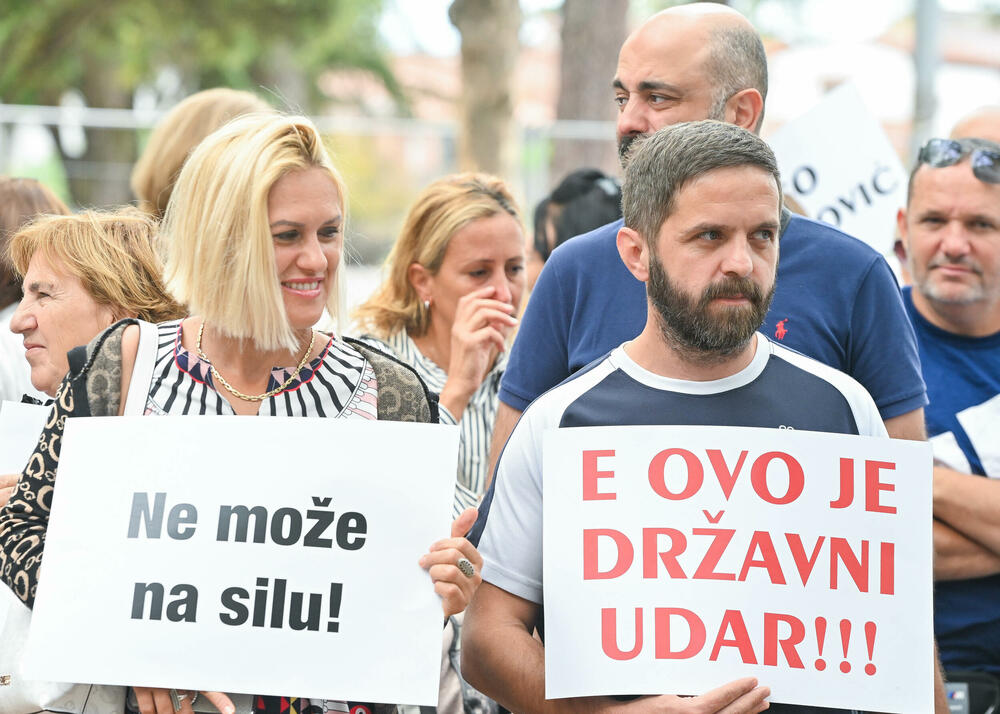 <p>Dio roditelja se već okupio, a moguće je vidjeti i transparente poput "Djecu vam ne damo"...</p>