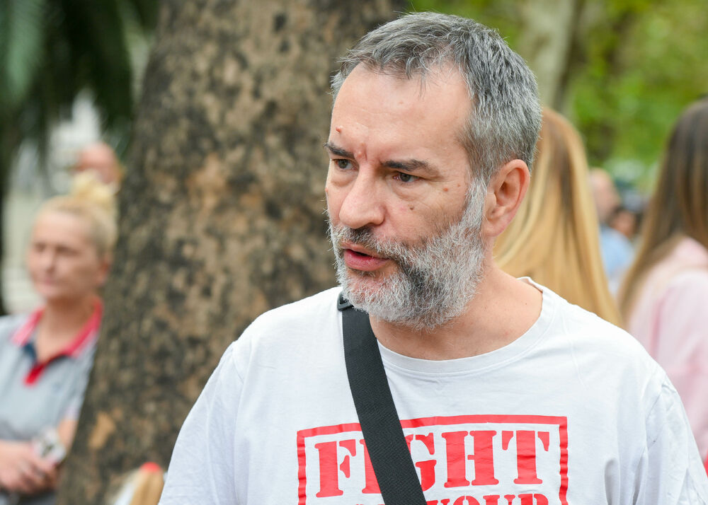 <p>Dio roditelja se već okupio, a moguće je vidjeti i transparente poput "Djecu vam ne damo"...</p>