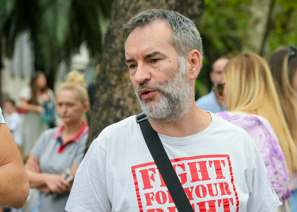 <p>Dio roditelja se već okupio, a moguće je vidjeti i transparente poput "Djecu vam ne damo"...</p>