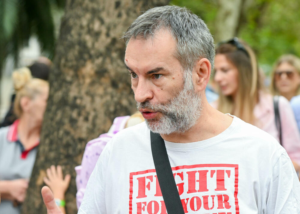 <p>Dio roditelja se već okupio, a moguće je vidjeti i transparente poput "Djecu vam ne damo"...</p>