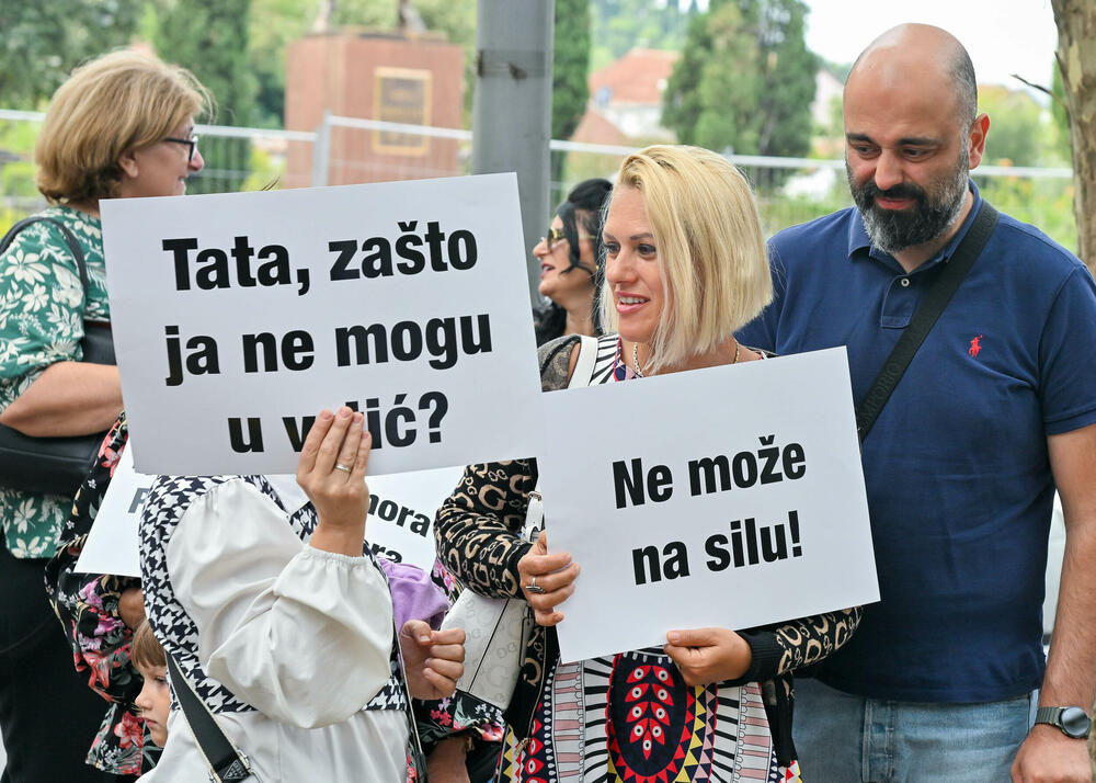 <p>Dio roditelja se već okupio, a moguće je vidjeti i transparente poput "Djecu vam ne damo"...</p>