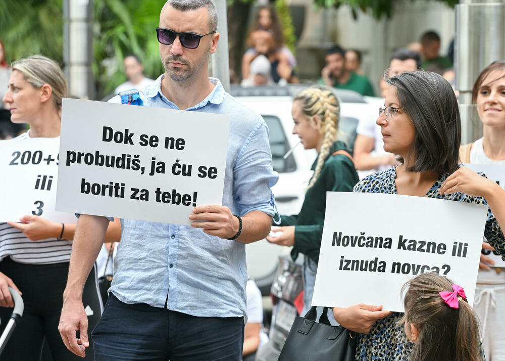 <p>Dio roditelja se već okupio, a moguće je vidjeti i transparente poput "Djecu vam ne damo"...</p>