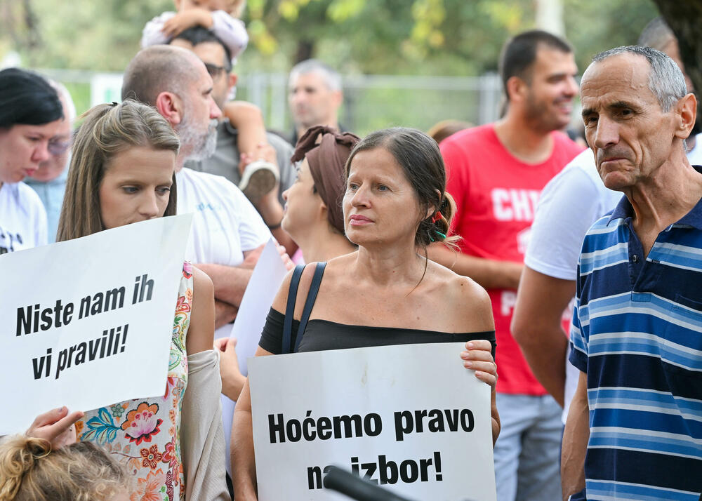 <p>Dio roditelja se već okupio, a moguće je vidjeti i transparente poput "Djecu vam ne damo"...</p>