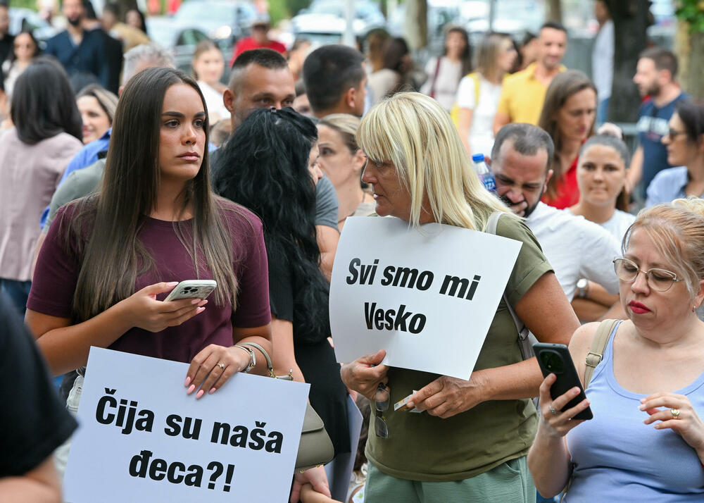 <p>Dio roditelja se već okupio, a moguće je vidjeti i transparente poput "Djecu vam ne damo"...</p>