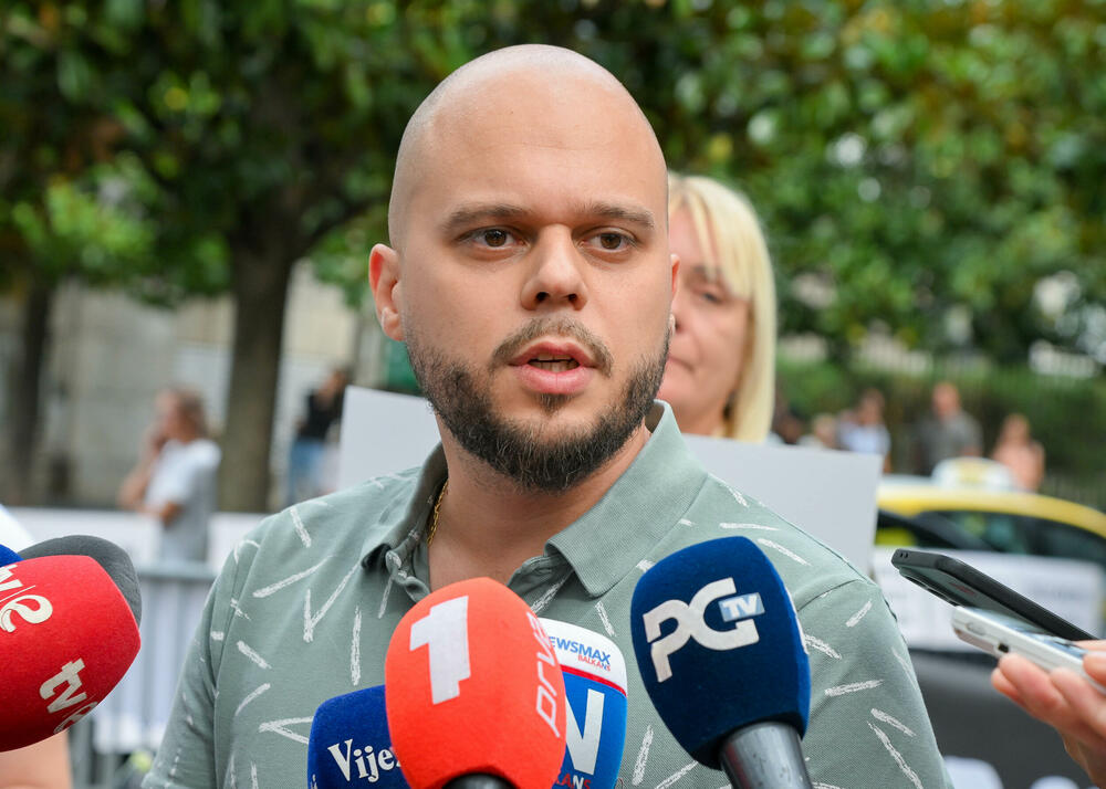 <p>Dio roditelja se već okupio, a moguće je vidjeti i transparente poput "Djecu vam ne damo"...</p>