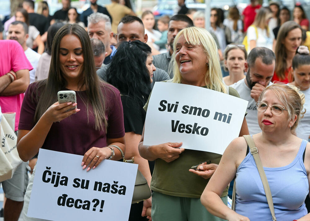 <p>Dio roditelja se već okupio, a moguće je vidjeti i transparente poput "Djecu vam ne damo"...</p>