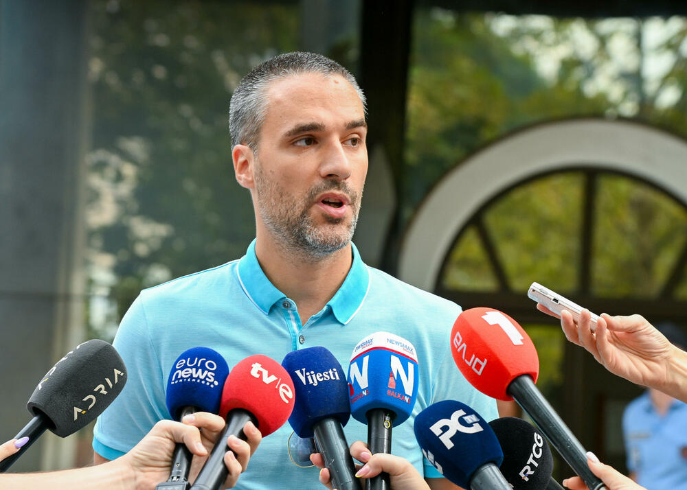 <p>Dio roditelja se već okupio, a moguće je vidjeti i transparente poput "Djecu vam ne damo"...</p>