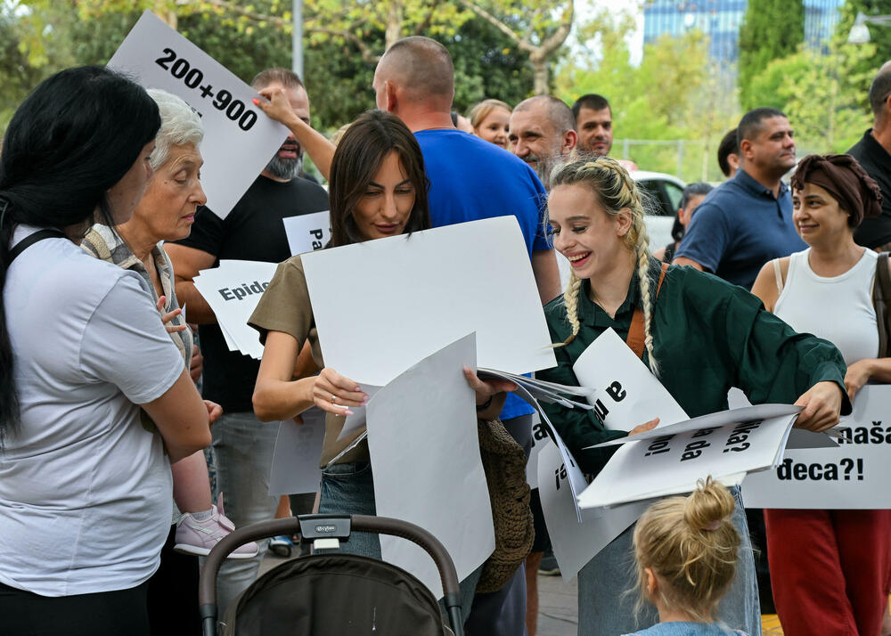 <p>Dio roditelja se već okupio, a moguće je vidjeti i transparente poput "Djecu vam ne damo"...</p>