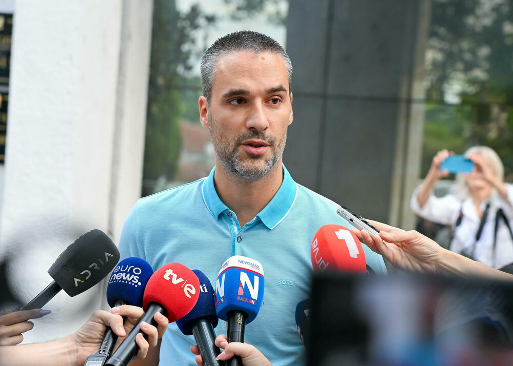 <p>Dio roditelja se već okupio, a moguće je vidjeti i transparente poput "Djecu vam ne damo"...</p>