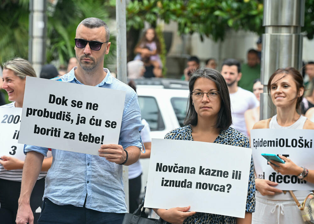 <p>Dio roditelja se već okupio, a moguće je vidjeti i transparente poput "Djecu vam ne damo"...</p>