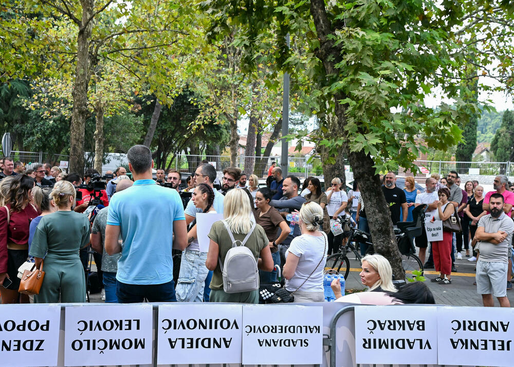 <p>Dio roditelja se već okupio, a moguće je vidjeti i transparente poput "Djecu vam ne damo"...</p>