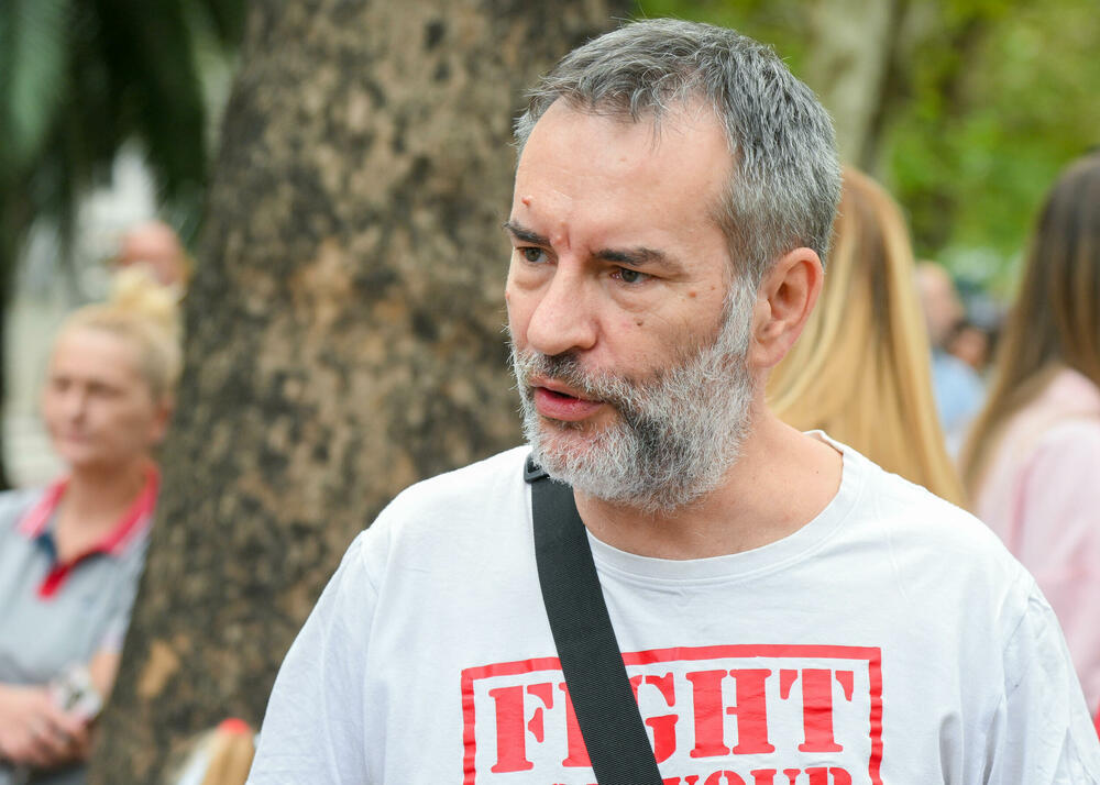 <p>Dio roditelja se već okupio, a moguće je vidjeti i transparente poput "Djecu vam ne damo"...</p>