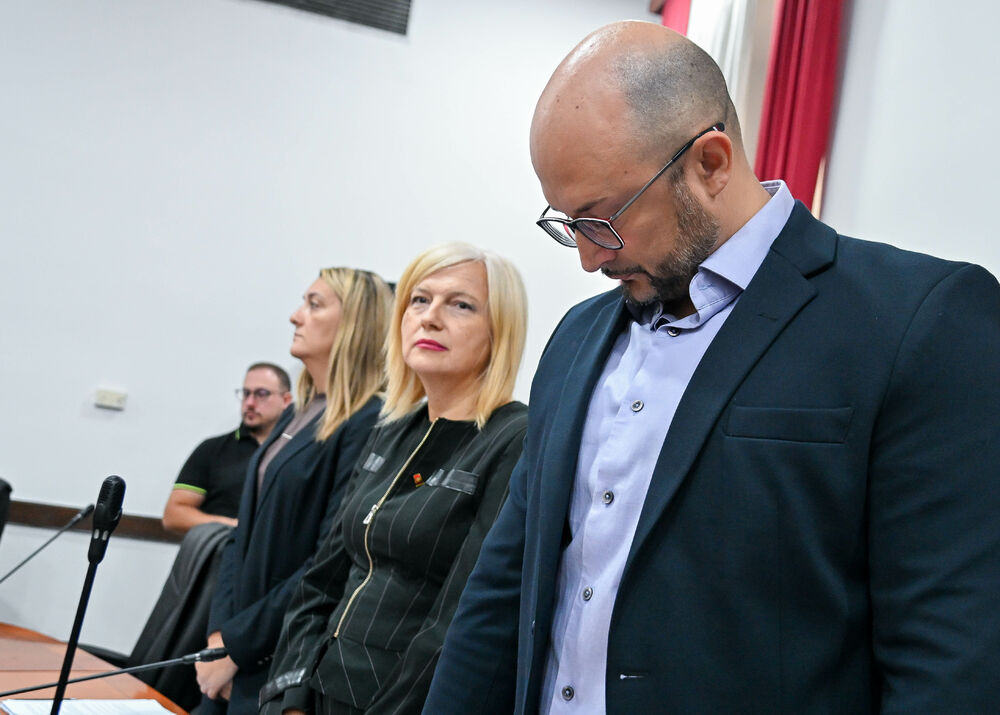 <p>U Ustavnom sudu Crne Gore u toku je javna rasprava o tome da li država može usloviti boravak djeteta u vrtiću obaveznom vakcinacijom, odnosno da li je takva mjera opravdana zaštitom javnog zdravlja ili predstavlja zadiranje u prava djeteta i roditelja</p>  <p>Tok rasprave pratite u blogu uživo na Portalu Vijesti. Raspravu možete uživo gledati na Televiziji Vijesti</p>