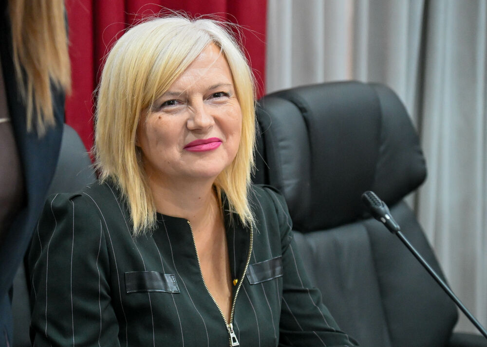 <p>U Ustavnom sudu Crne Gore u toku je javna rasprava o tome da li država može usloviti boravak djeteta u vrtiću obaveznom vakcinacijom, odnosno da li je takva mjera opravdana zaštitom javnog zdravlja ili predstavlja zadiranje u prava djeteta i roditelja</p>  <p>Tok rasprave pratite u blogu uživo na Portalu Vijesti. Raspravu možete uživo gledati na Televiziji Vijesti</p>