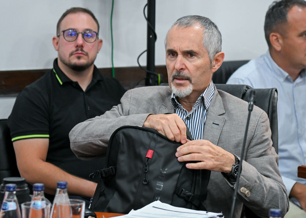 <p>U Ustavnom sudu Crne Gore u toku je javna rasprava o tome da li država može usloviti boravak djeteta u vrtiću obaveznom vakcinacijom, odnosno da li je takva mjera opravdana zaštitom javnog zdravlja ili predstavlja zadiranje u prava djeteta i roditelja</p>  <p>Tok rasprave pratite u blogu uživo na Portalu Vijesti. Raspravu možete uživo gledati na Televiziji Vijesti</p>