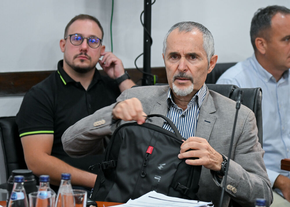 <p>U Ustavnom sudu Crne Gore u toku je javna rasprava o tome da li država može usloviti boravak djeteta u vrtiću obaveznom vakcinacijom, odnosno da li je takva mjera opravdana zaštitom javnog zdravlja ili predstavlja zadiranje u prava djeteta i roditelja</p>  <p>Tok rasprave pratite u blogu uživo na Portalu Vijesti. Raspravu možete uživo gledati na Televiziji Vijesti</p>