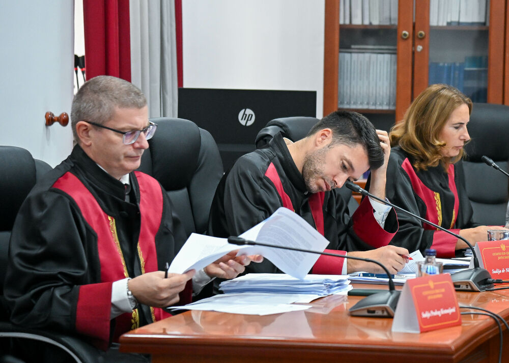 <p>U Ustavnom sudu Crne Gore u toku je javna rasprava o tome da li država može usloviti boravak djeteta u vrtiću obaveznom vakcinacijom, odnosno da li je takva mjera opravdana zaštitom javnog zdravlja ili predstavlja zadiranje u prava djeteta i roditelja</p>  <p>Tok rasprave pratite u blogu uživo na Portalu Vijesti. Raspravu možete uživo gledati na Televiziji Vijesti</p>