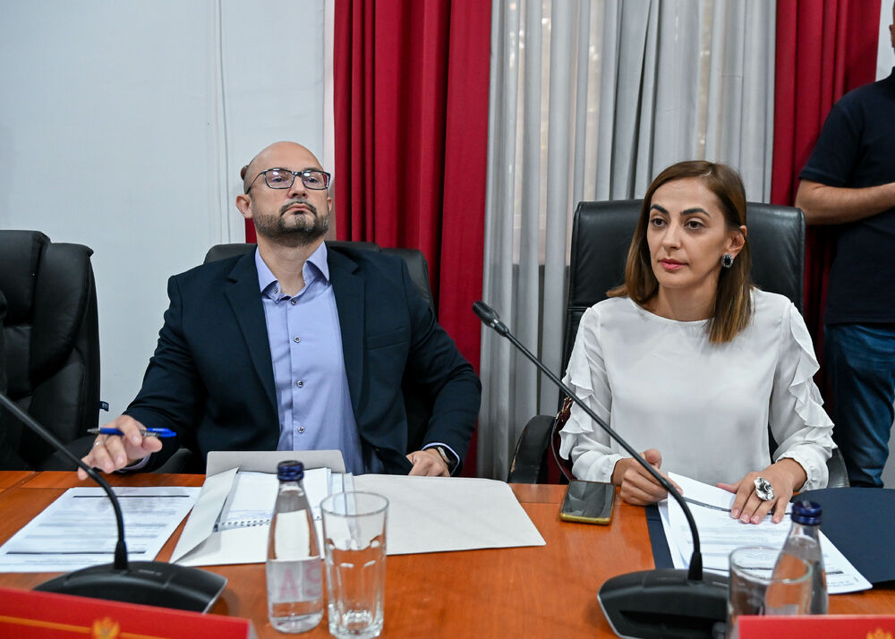 <p>U Ustavnom sudu Crne Gore u toku je javna rasprava o tome da li država može usloviti boravak djeteta u vrtiću obaveznom vakcinacijom, odnosno da li je takva mjera opravdana zaštitom javnog zdravlja ili predstavlja zadiranje u prava djeteta i roditelja</p>  <p>Tok rasprave pratite u blogu uživo na Portalu Vijesti. Raspravu možete uživo gledati na Televiziji Vijesti</p>